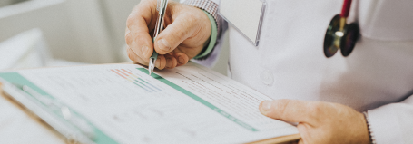 Illustration eines Arztes, der die Symptome eines Patienten notiert