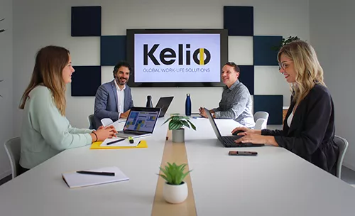 Mitarbeiter des Unternehmens Kelio bei der gemeinsamen Arbeit in einem Büro