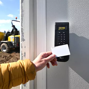 Eine Stempeluhr, die allen Arbeitsumgebungen standhält Eine Stempeluhr, die allen Arbeitsumgebungen standhält