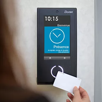 Die verbundene Touchscreen-Stempeluhr 